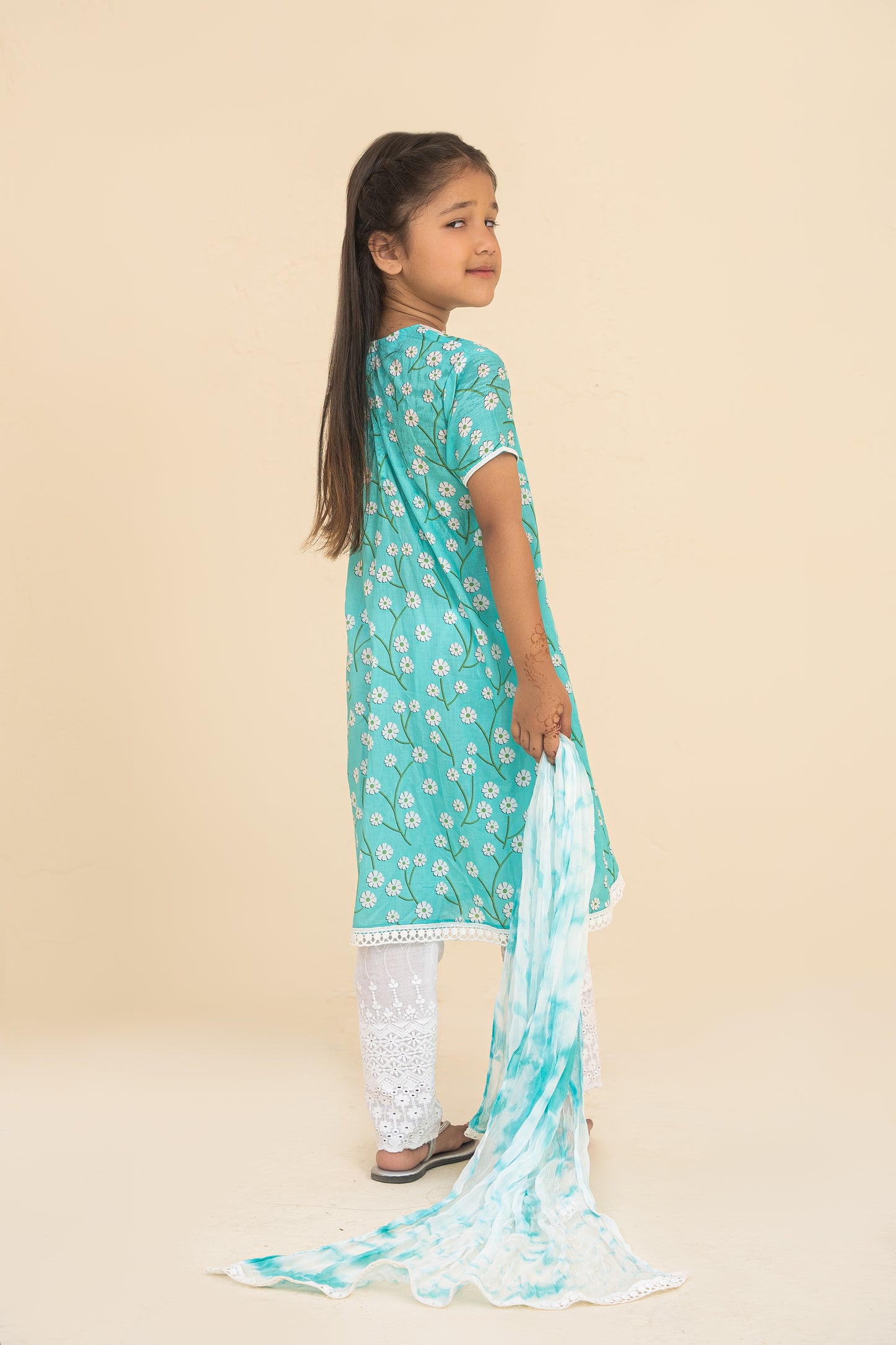 4 - piece Kameez Suit with Dupatta and Batwa. G10457