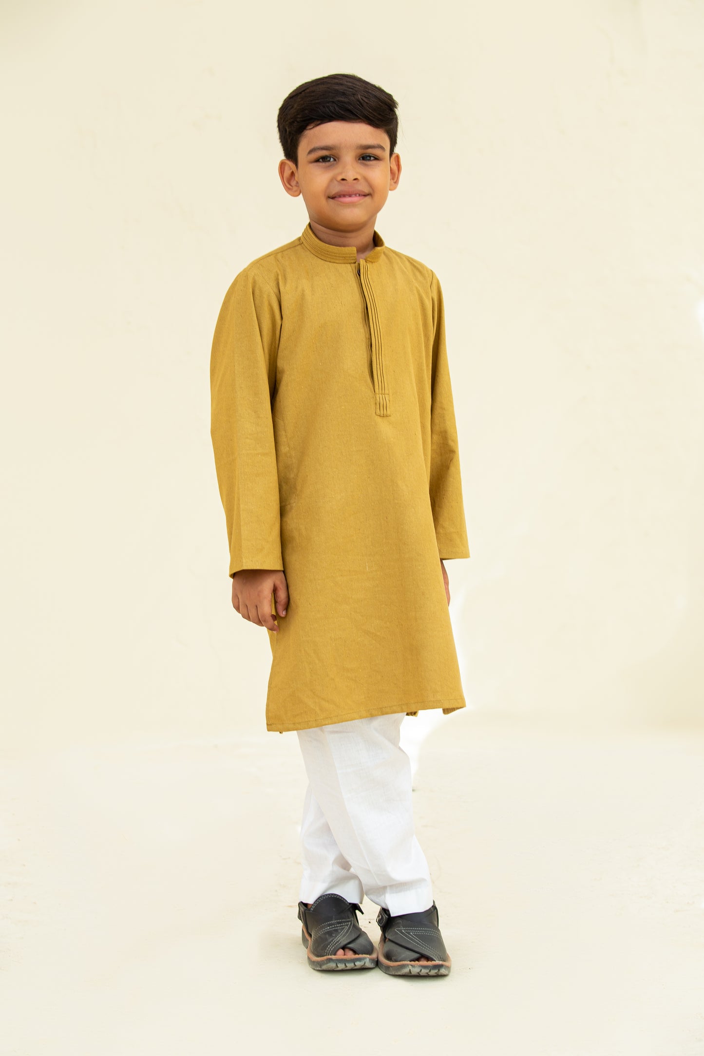 Dhani green kurta shalwar. B3098