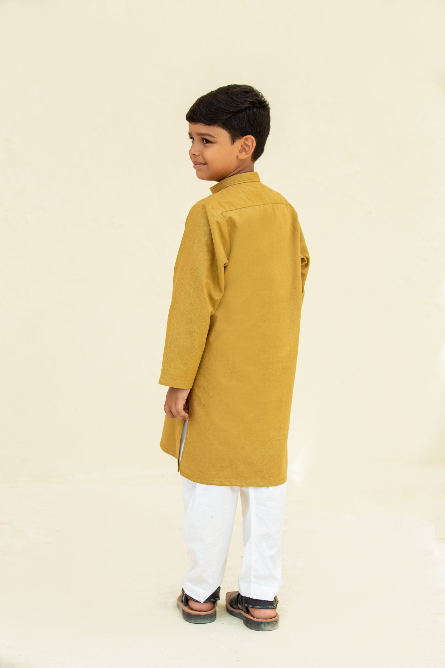 Dhani green kurta shalwar. B3098