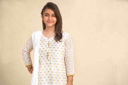 4 - piece Kameez Suit with Dupatta and Batwa. G10453