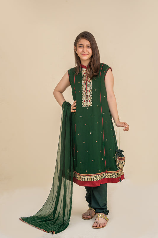 4 - piece Hand embroidered Kameez Suit with Dupatta and Batwa. G10441