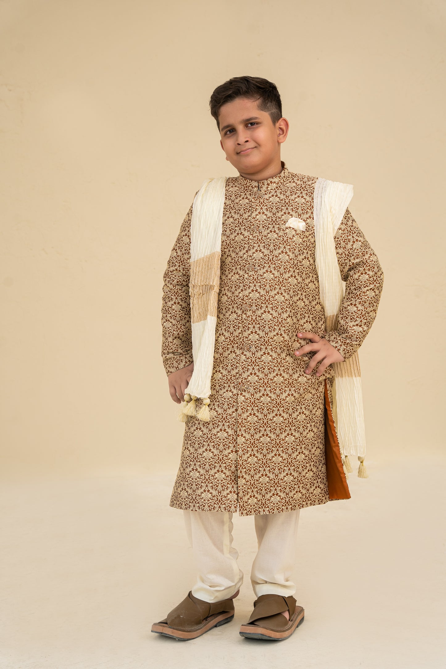 Green sherwani and pajama with stole.B4114