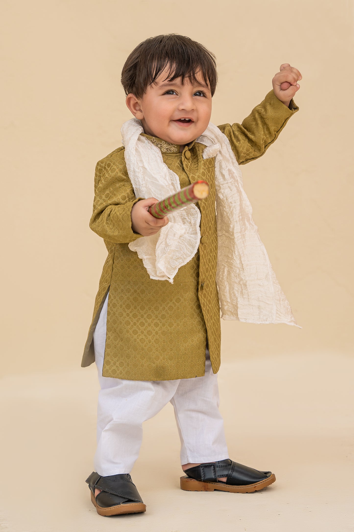 Green sherwani and pajama with stole.B4113