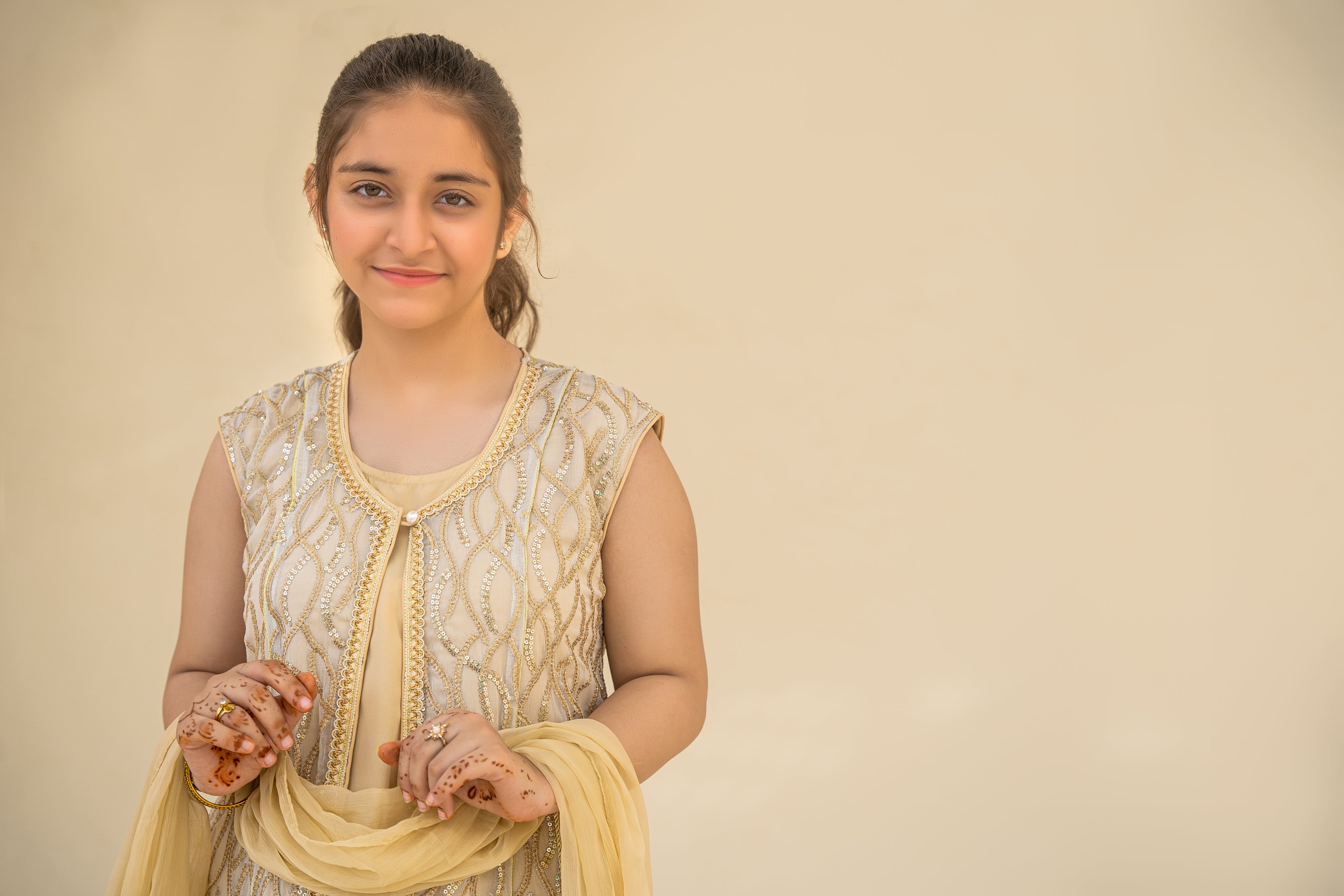 4 - piece embroidered Kameez Suit with Dupatta and Batwa.G10410