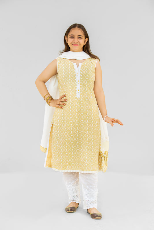 4 - piece  Kameez Suit with Dupatta and Batwa. G10449