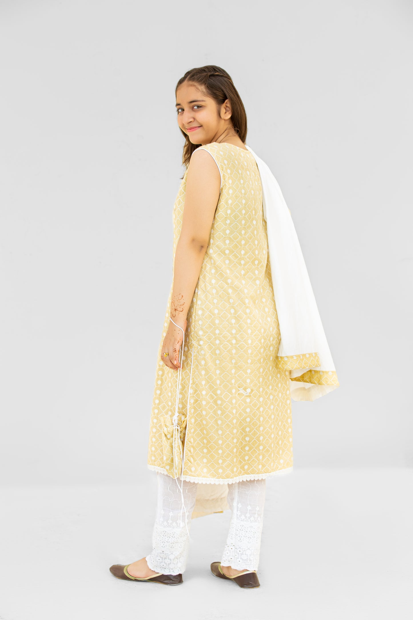 4 - piece  Kameez Suit with Dupatta and Batwa. G10449